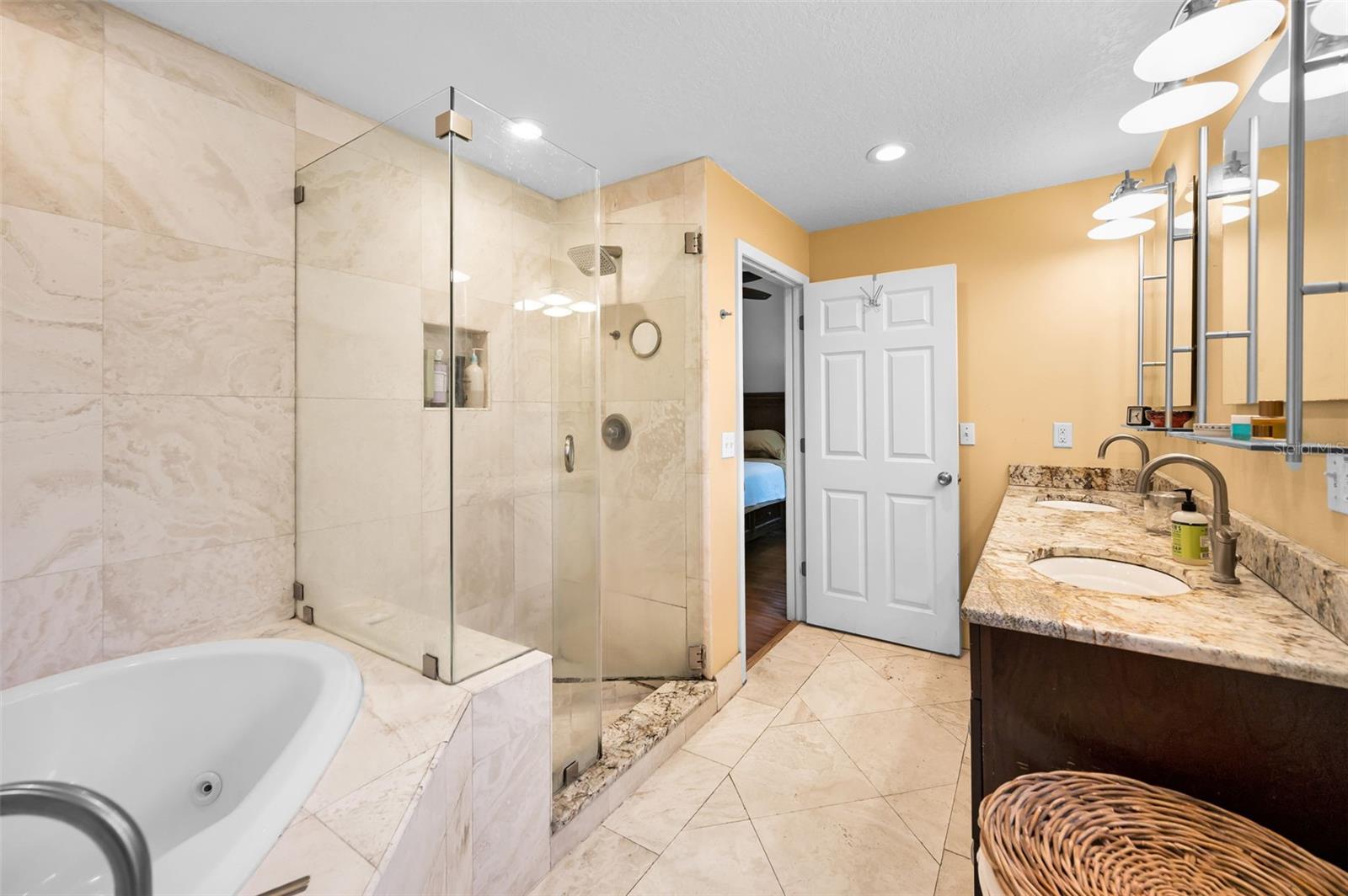 Listing photo id 25 for 4112 Corona Street