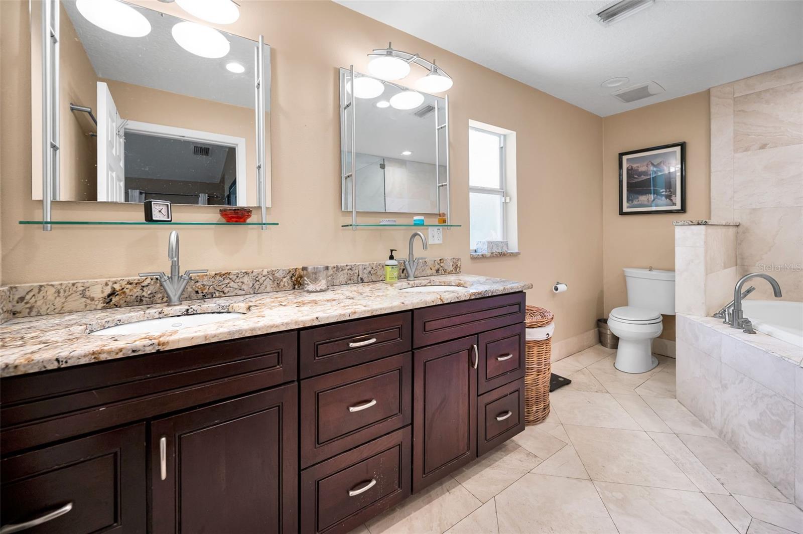 Listing photo id 26 for 4112 Corona Street