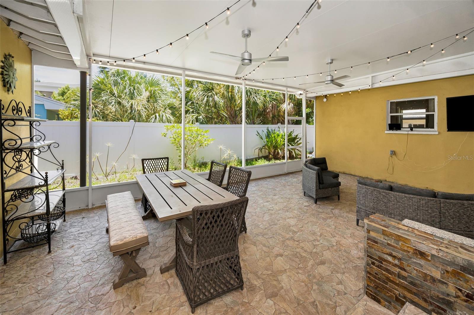 Listing photo id 39 for 4112 Corona Street