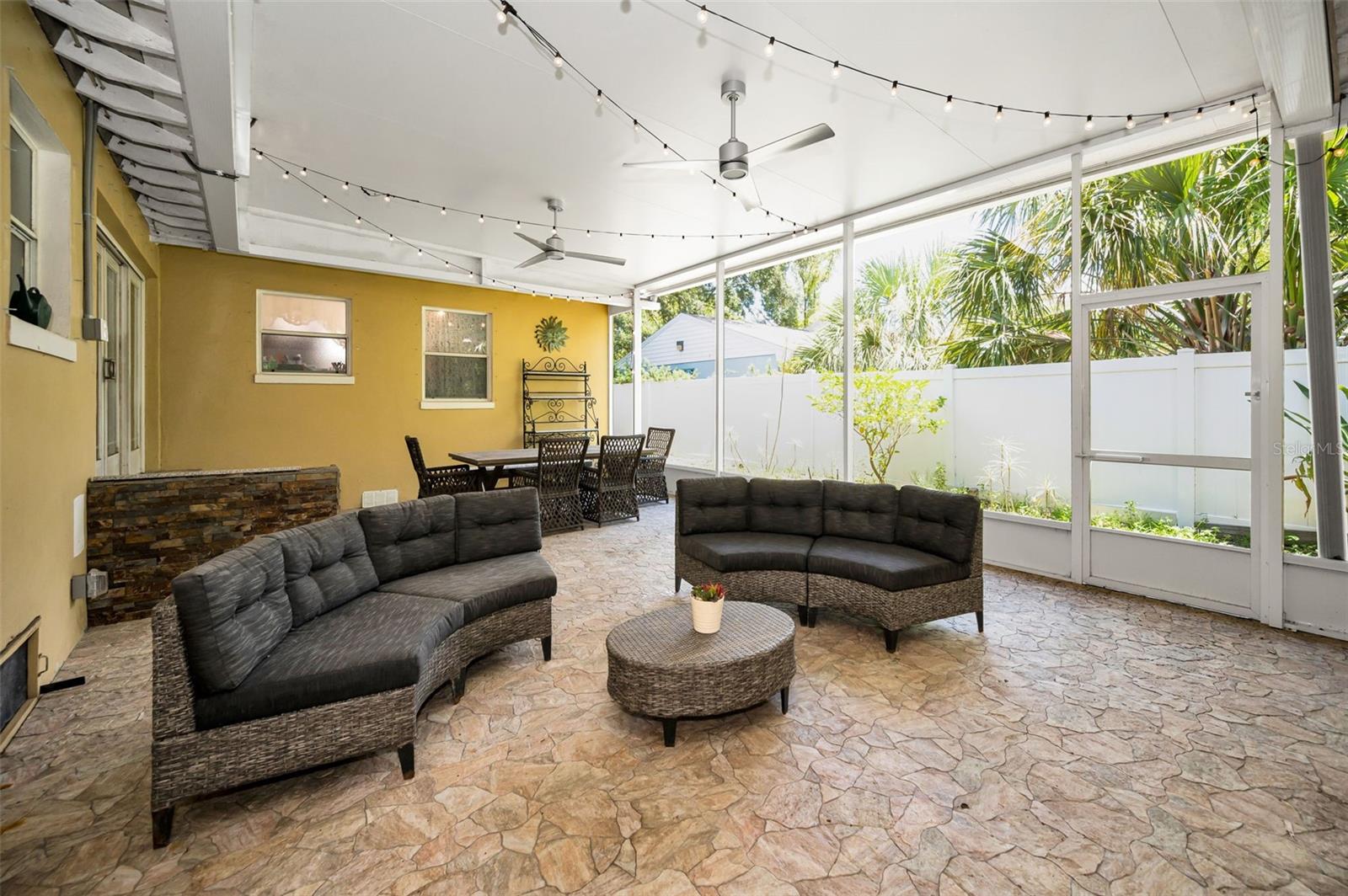 Listing photo id 41 for 4112 Corona Street