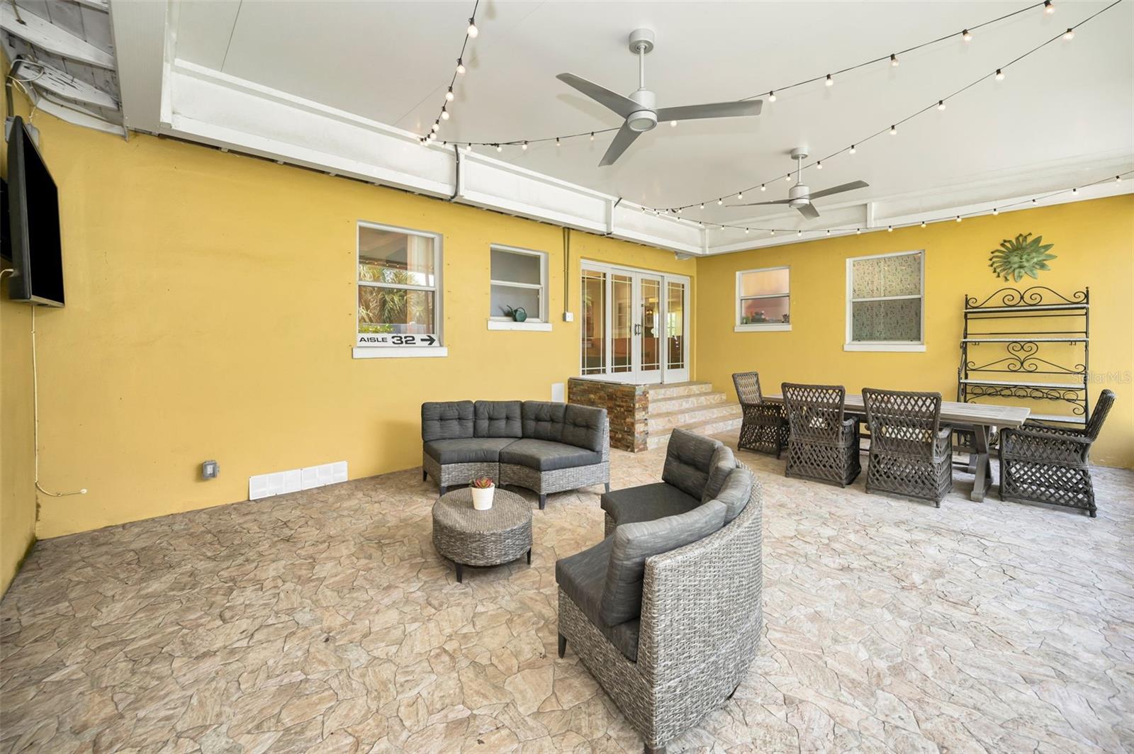 Listing photo id 42 for 4112 Corona Street