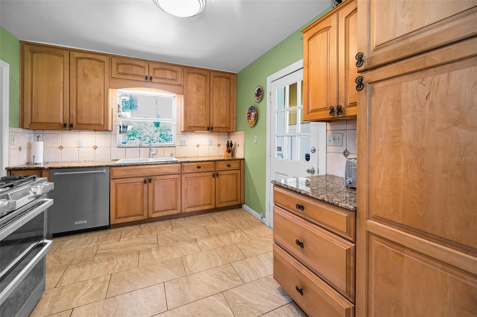 Listing photo id 3 for 4112 Corona Street