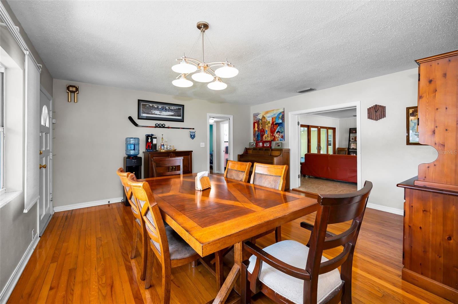 Listing photo id 4 for 4112 Corona Street