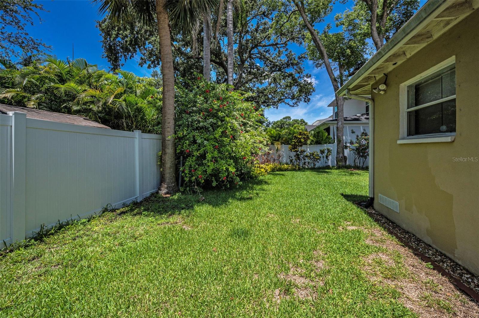 Listing photo id 65 for 4112 Corona Street