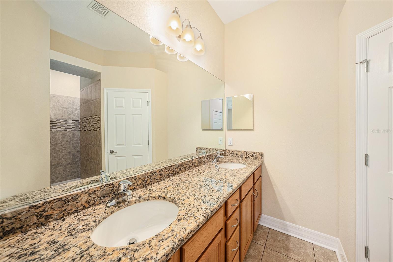 Listing photo id 13 for 4760 Wheel House Drive
