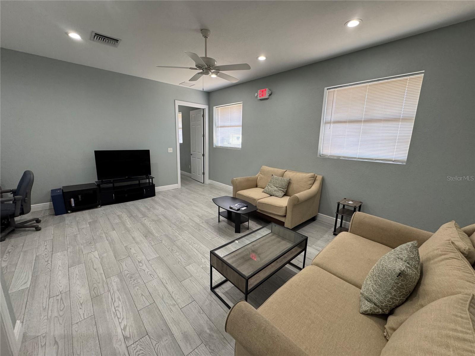 Listing photo id 2 for 2078 Calumet Street