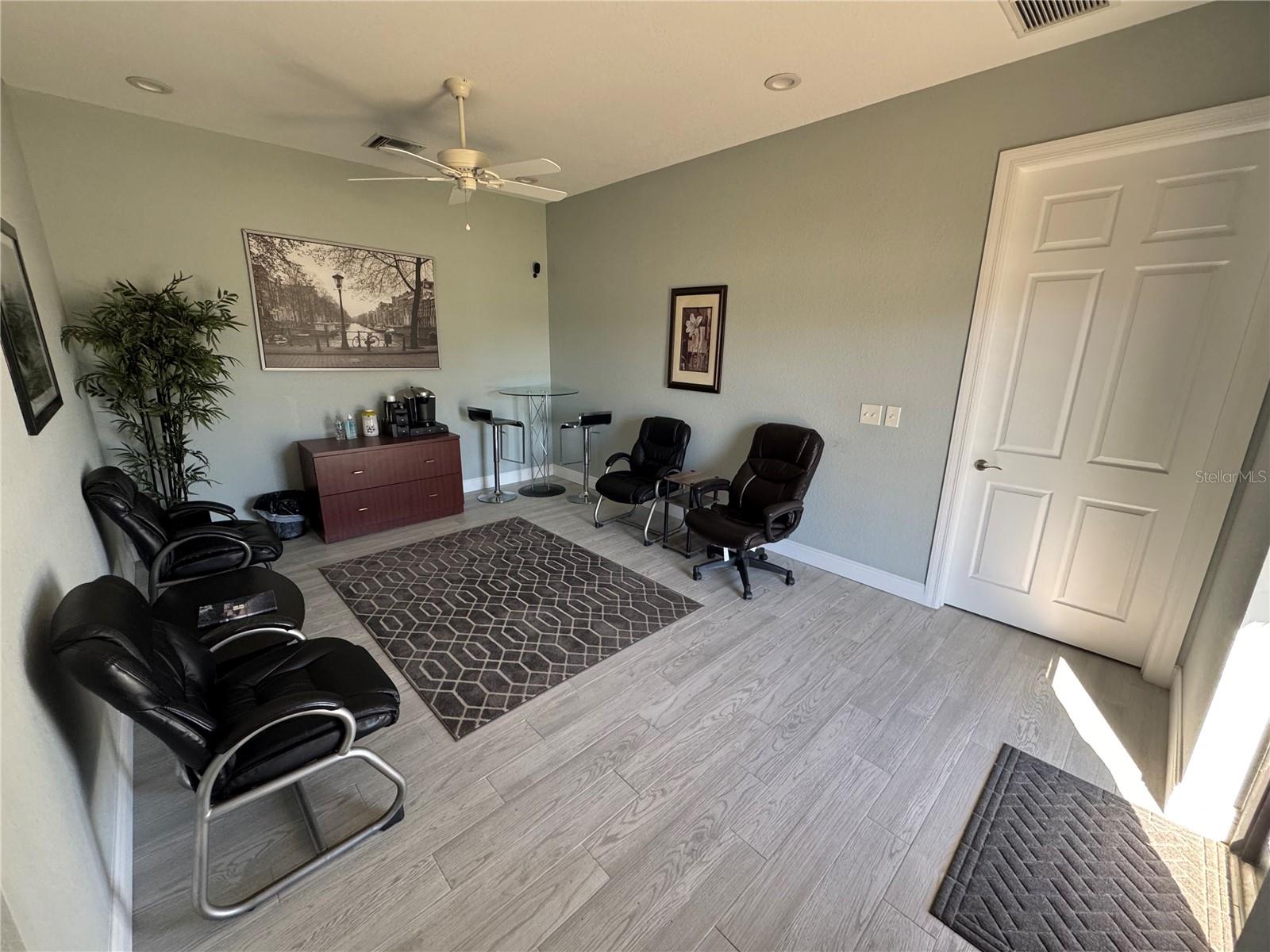 Listing photo id 3 for 2078 Calumet Street