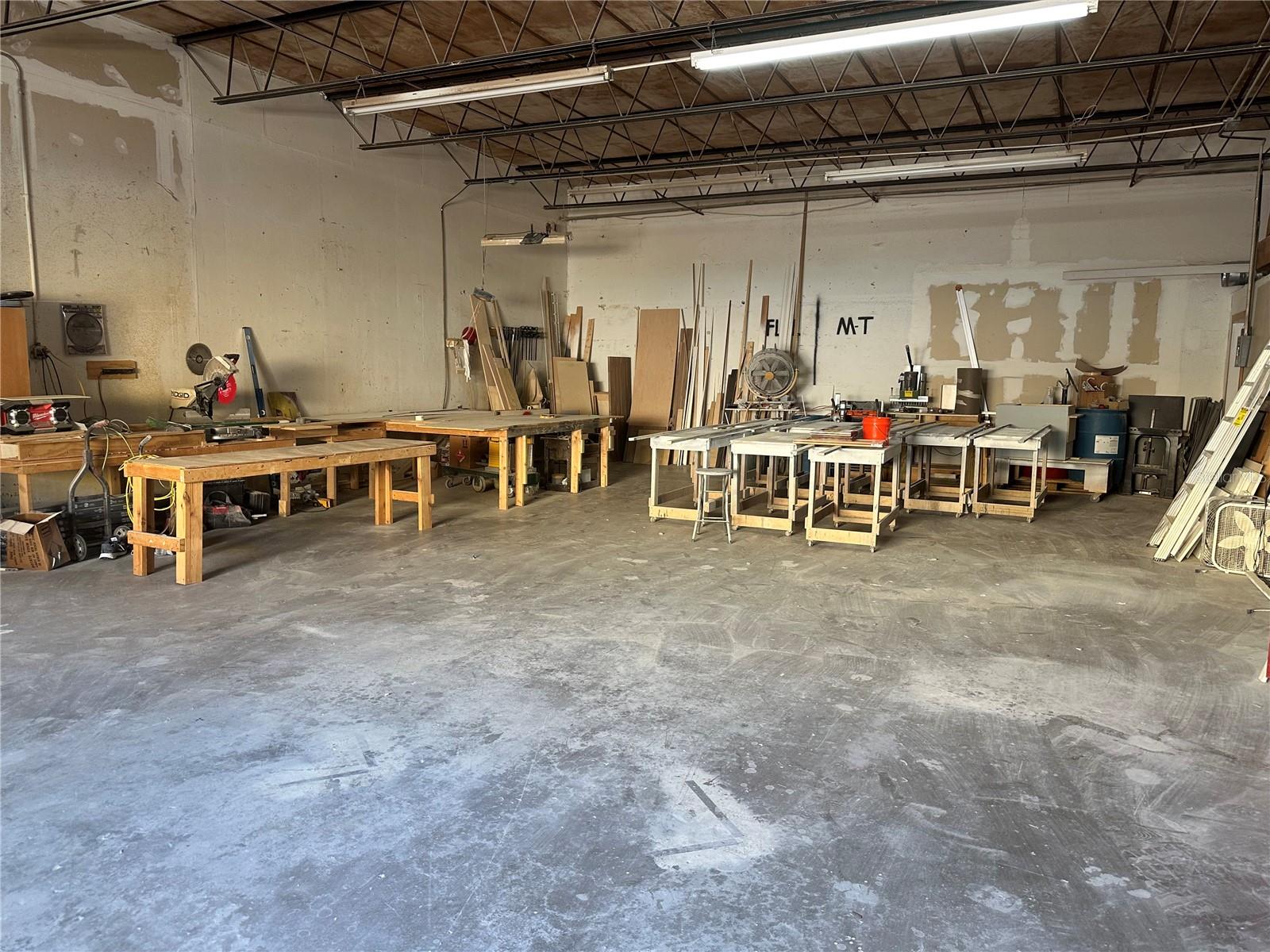 Listing photo id 5 for 2078 Calumet Street
