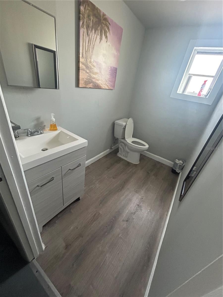 Listing photo id 6 for 2078 Calumet Street