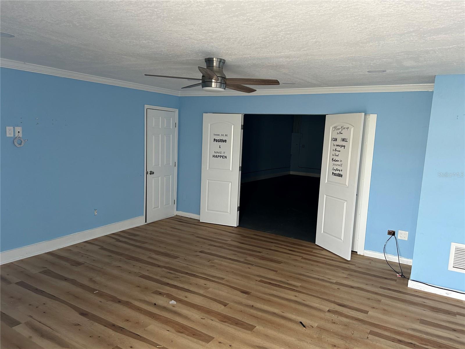 Listing photo id 7 for 2078 Calumet Street