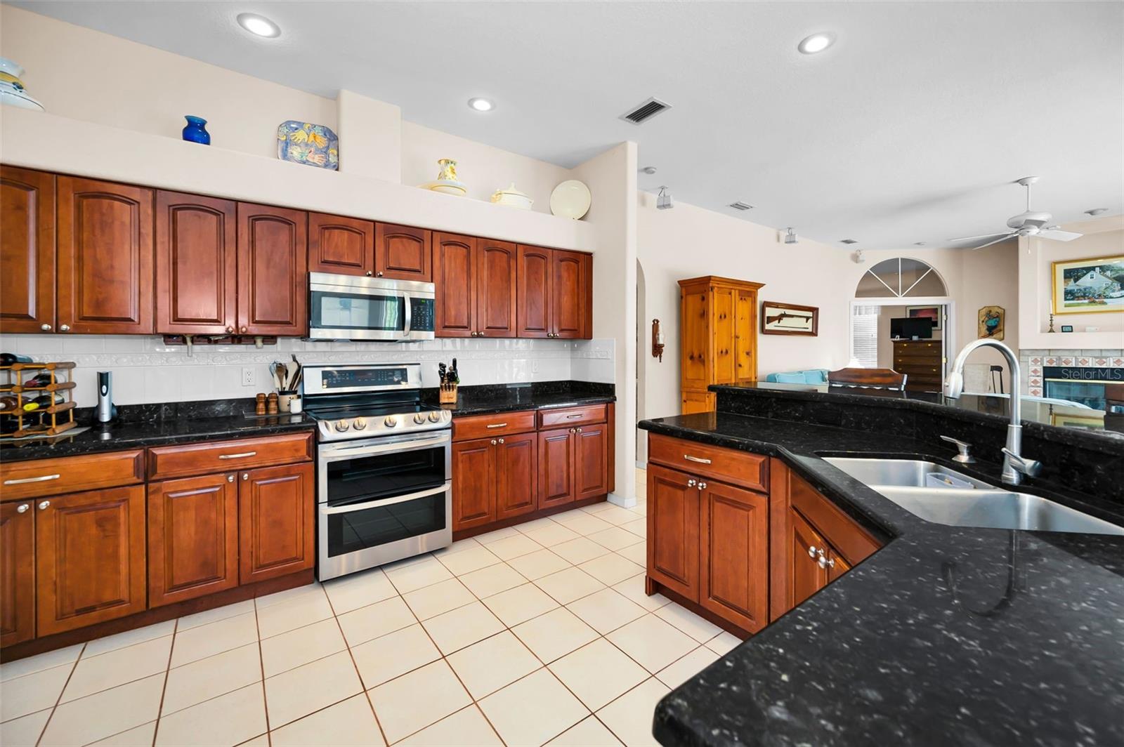 Listing photo id 13 for 5633 Wellington Court