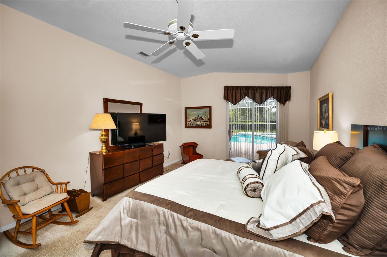 Listing photo id 25 for 5633 Wellington Court