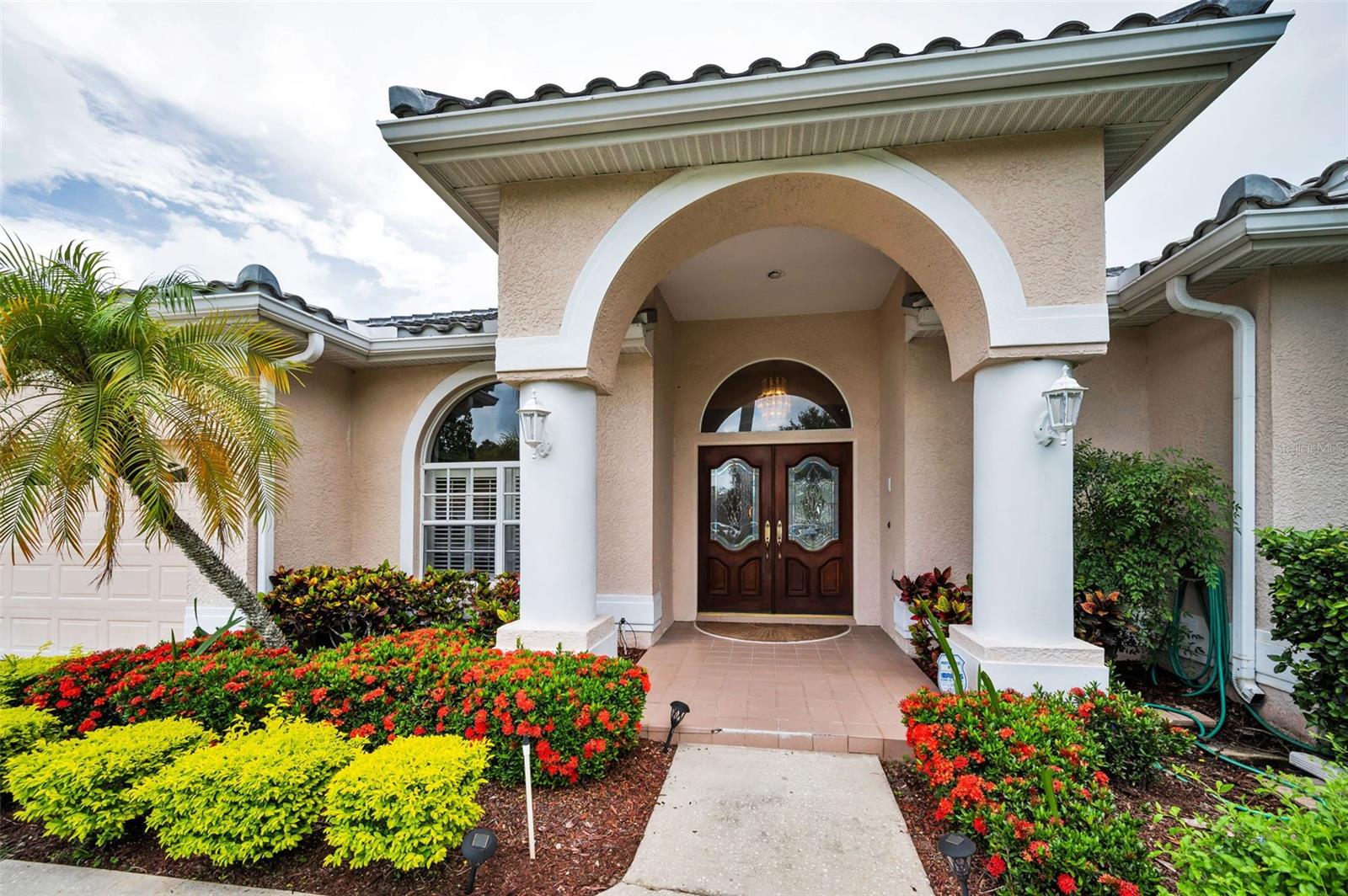 Listing photo id 2 for 5633 Wellington Court