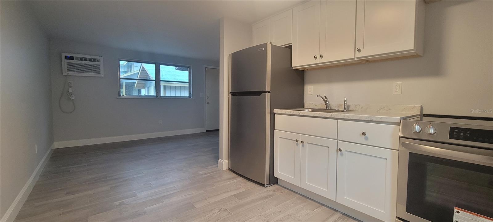 Listing photo id 4 for 224 8th Avenue N 224