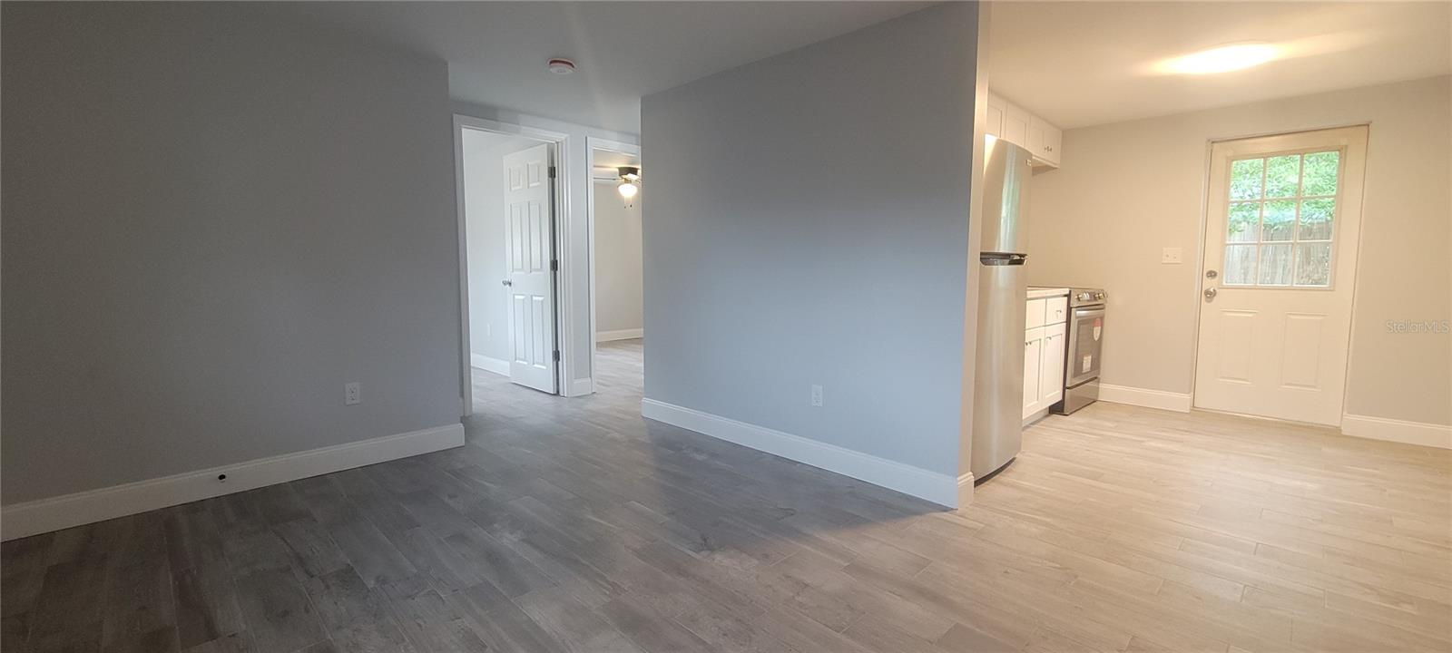 Listing photo id 6 for 224 8th Avenue N 224