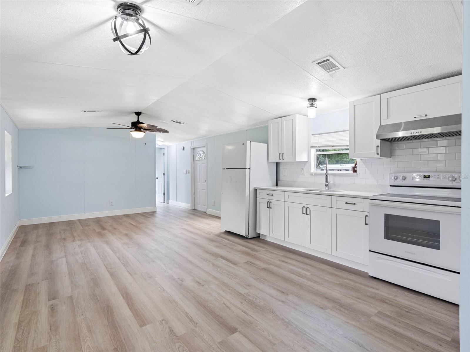 Listing photo id 11 for 8714 Meadowview Circle