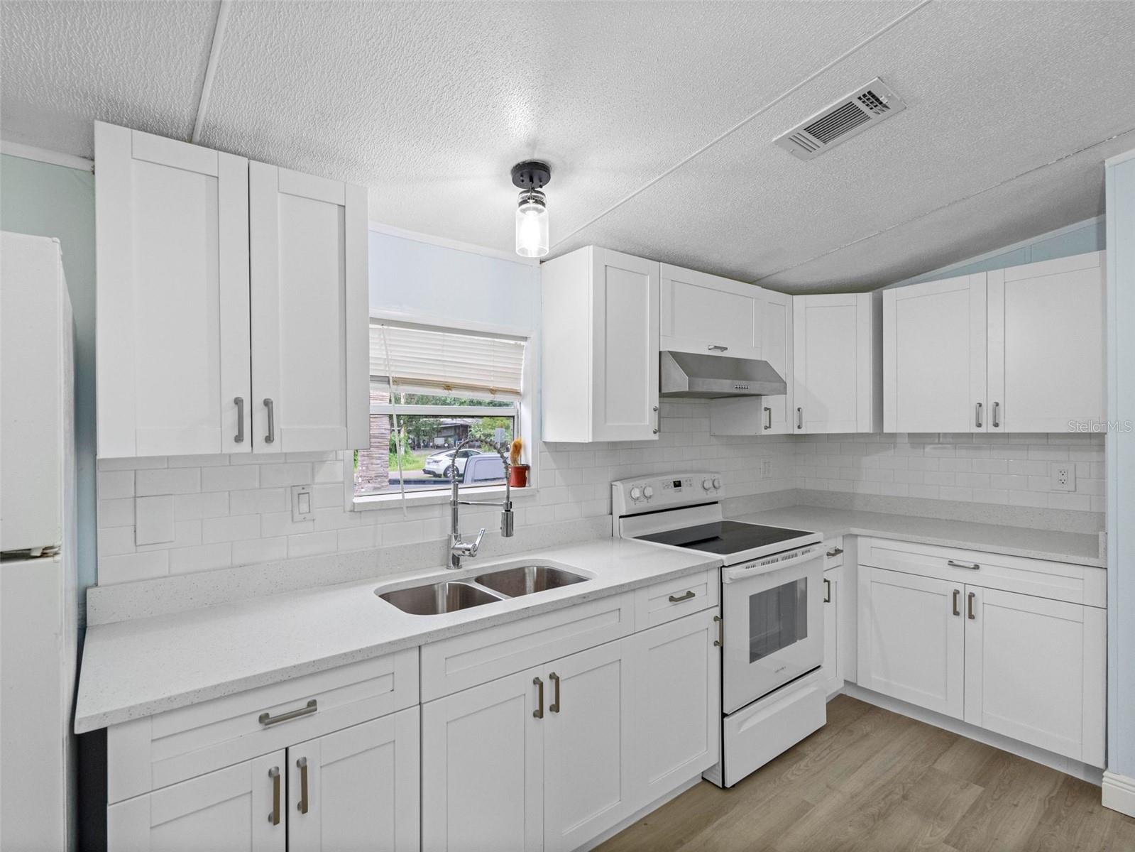 Listing photo id 12 for 8714 Meadowview Circle