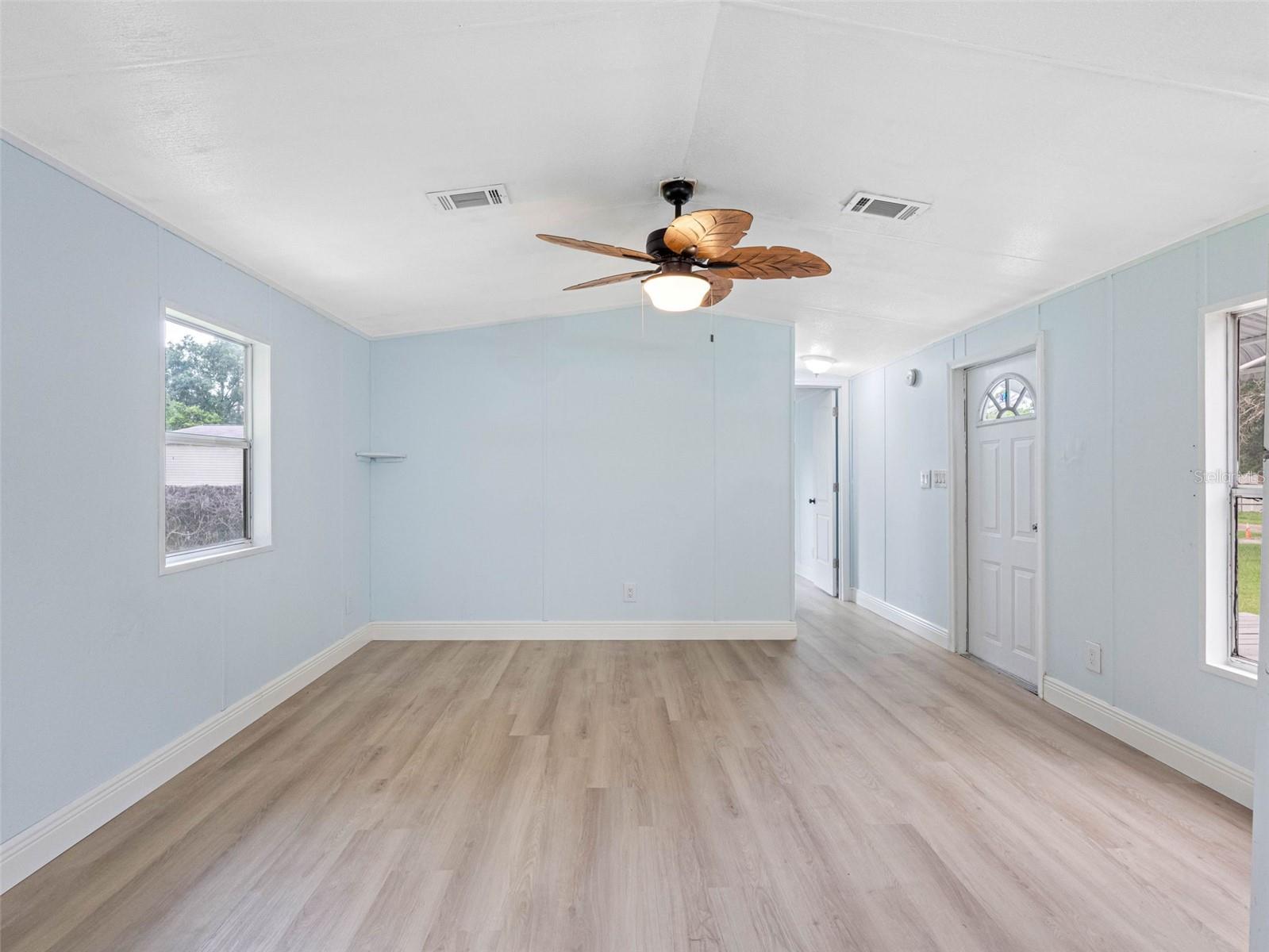 Listing photo id 13 for 8714 Meadowview Circle