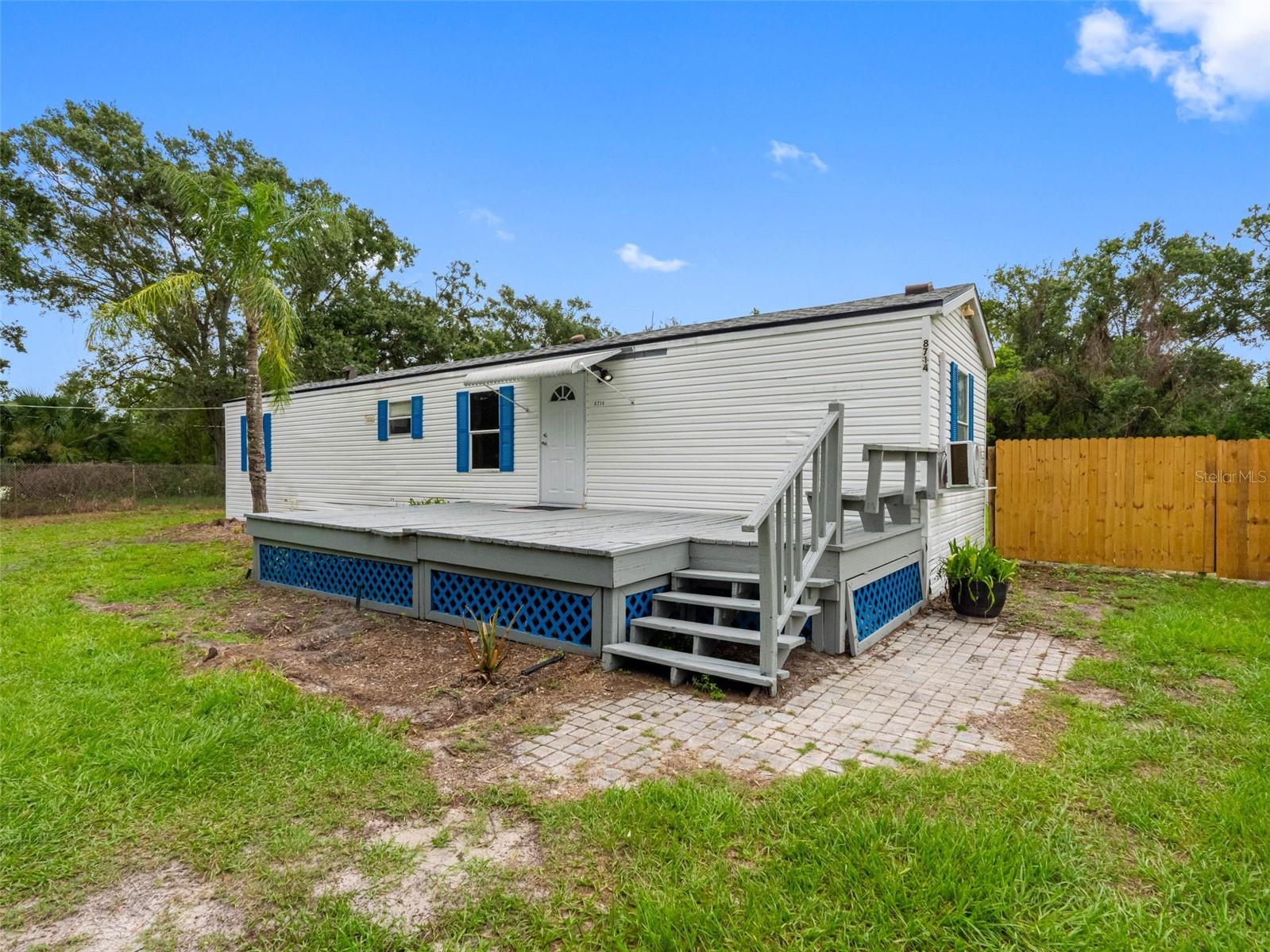 Listing photo id 2 for 8714 Meadowview Circle