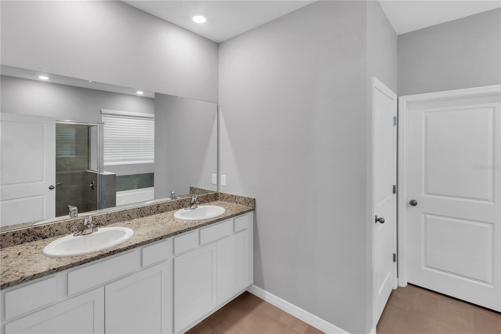 Listing photo id 21 for 10702 Laxer Cay Loop