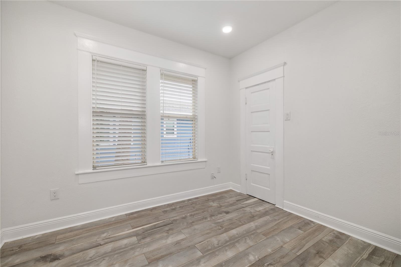 Image 15 of 31 For 409 Willow Avenue