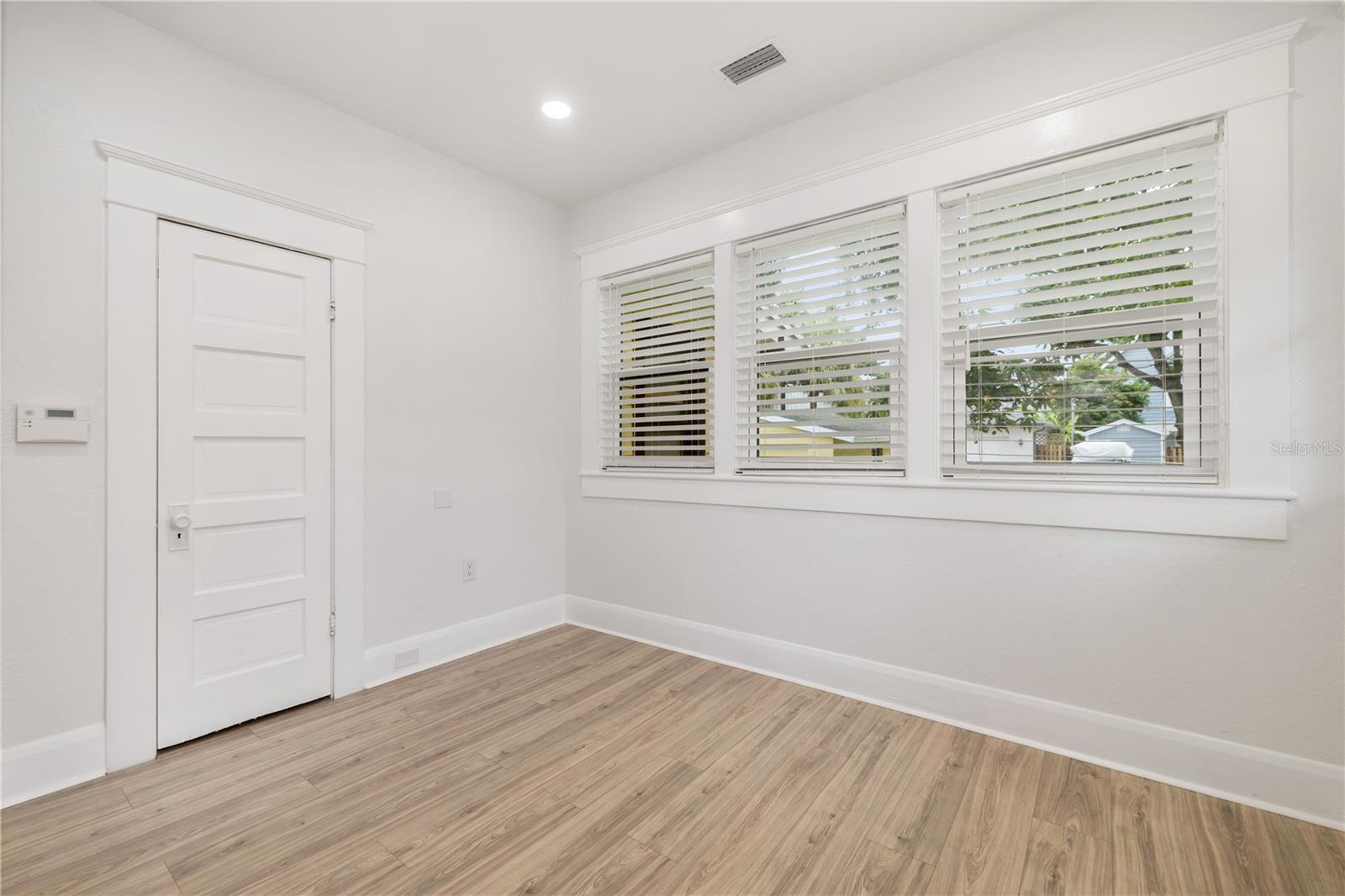 Image 17 of 31 For 409 Willow Avenue