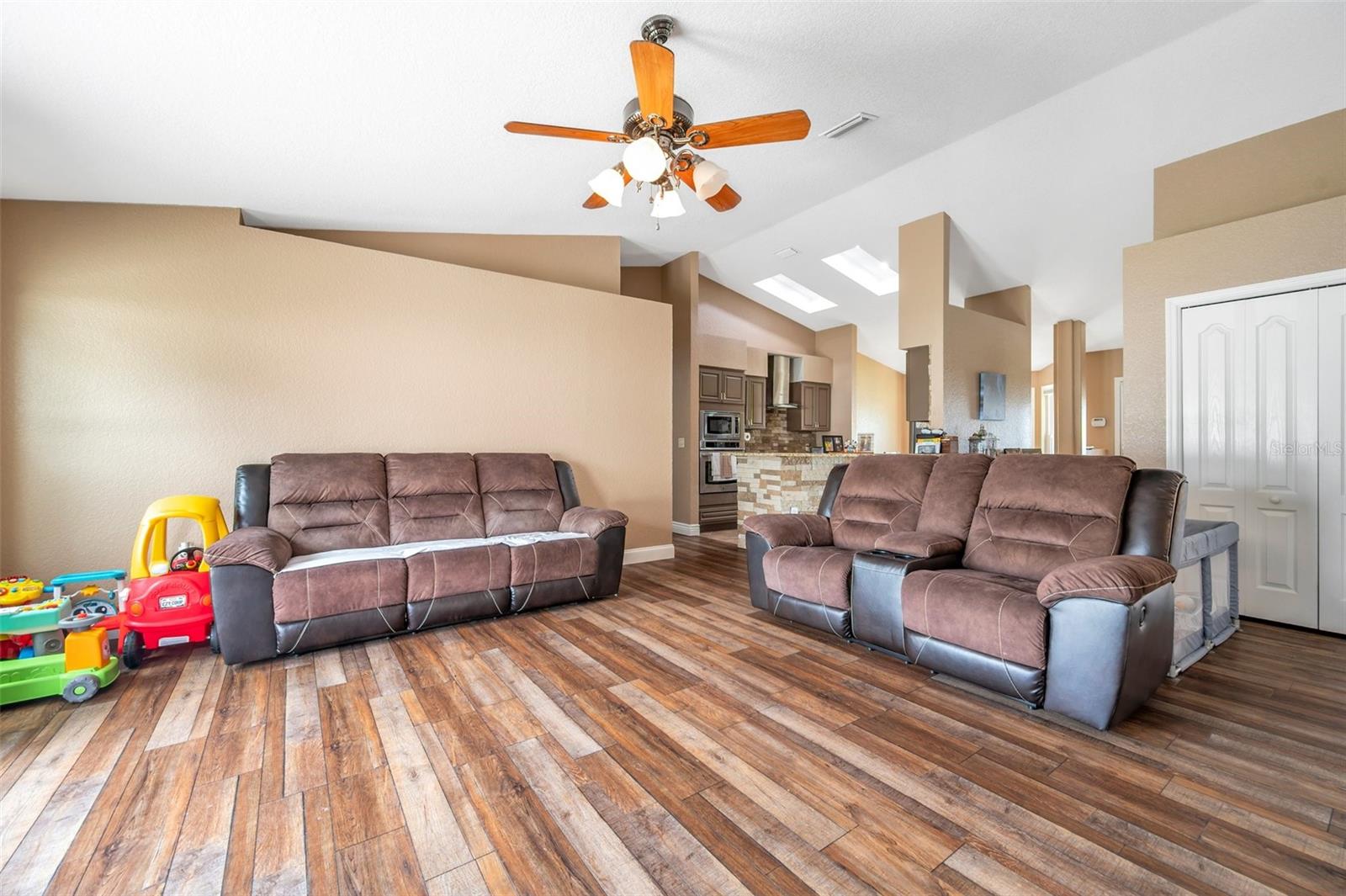 Image 17 of 40 For 15442 Arvin Drive
