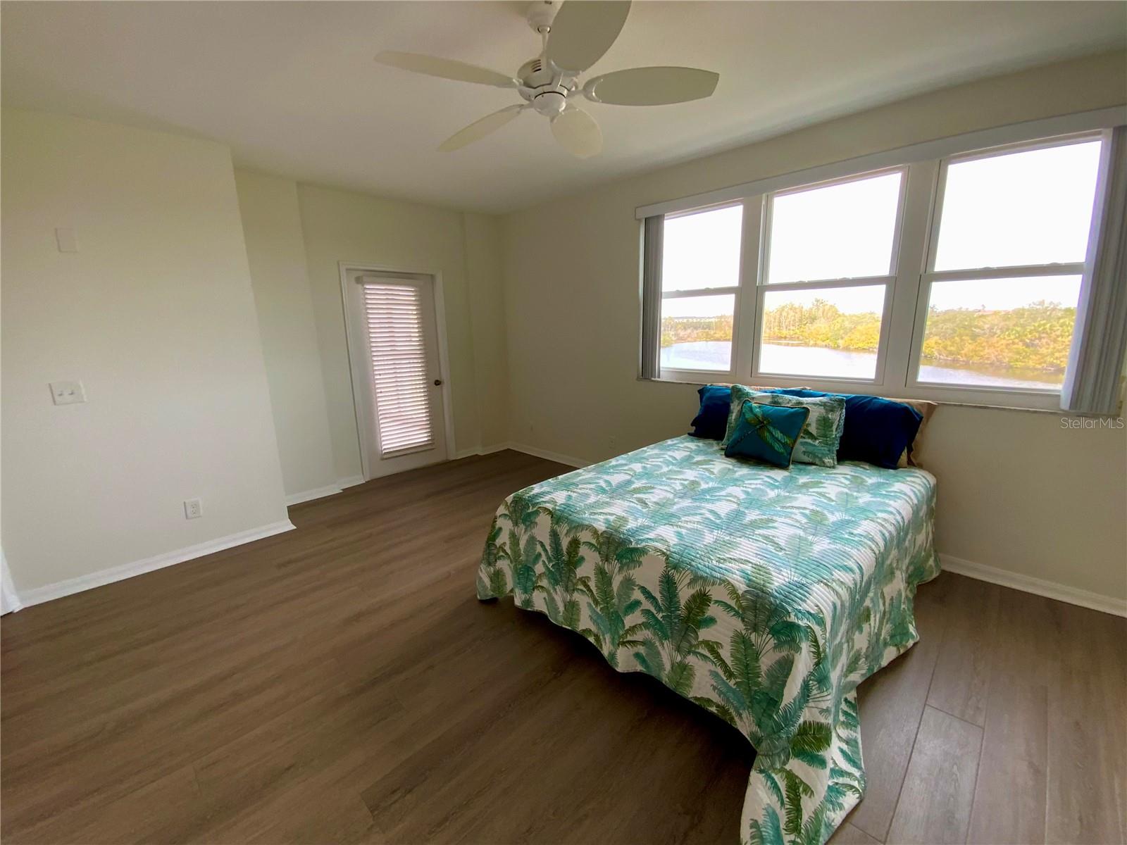 Image 16 of 50 For 6315 Shoreline Drive 3204