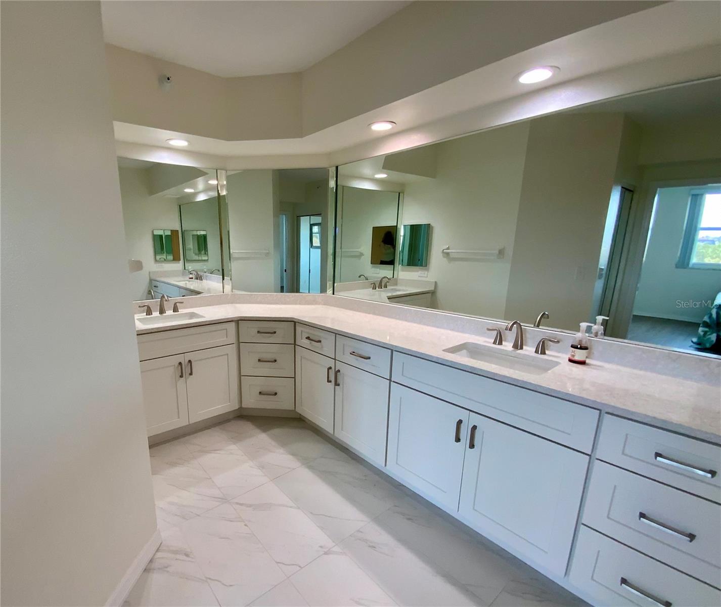 Image 21 of 50 For 6315 Shoreline Drive 3204
