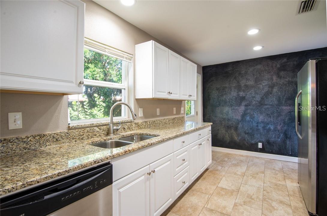 Image 10 of 26 For 2074 Greenbriar Boulevard