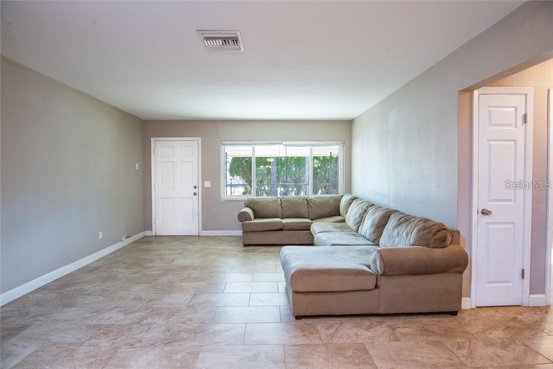 Image 3 of 26 For 2074 Greenbriar Boulevard