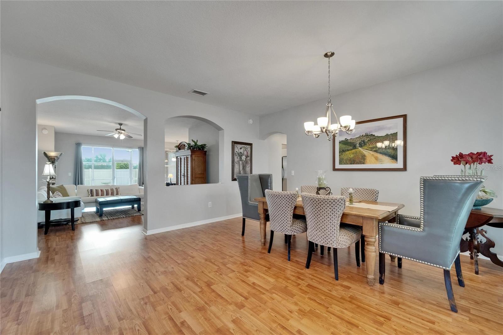 Listing photo id 8 for 607 Tuscanny Street