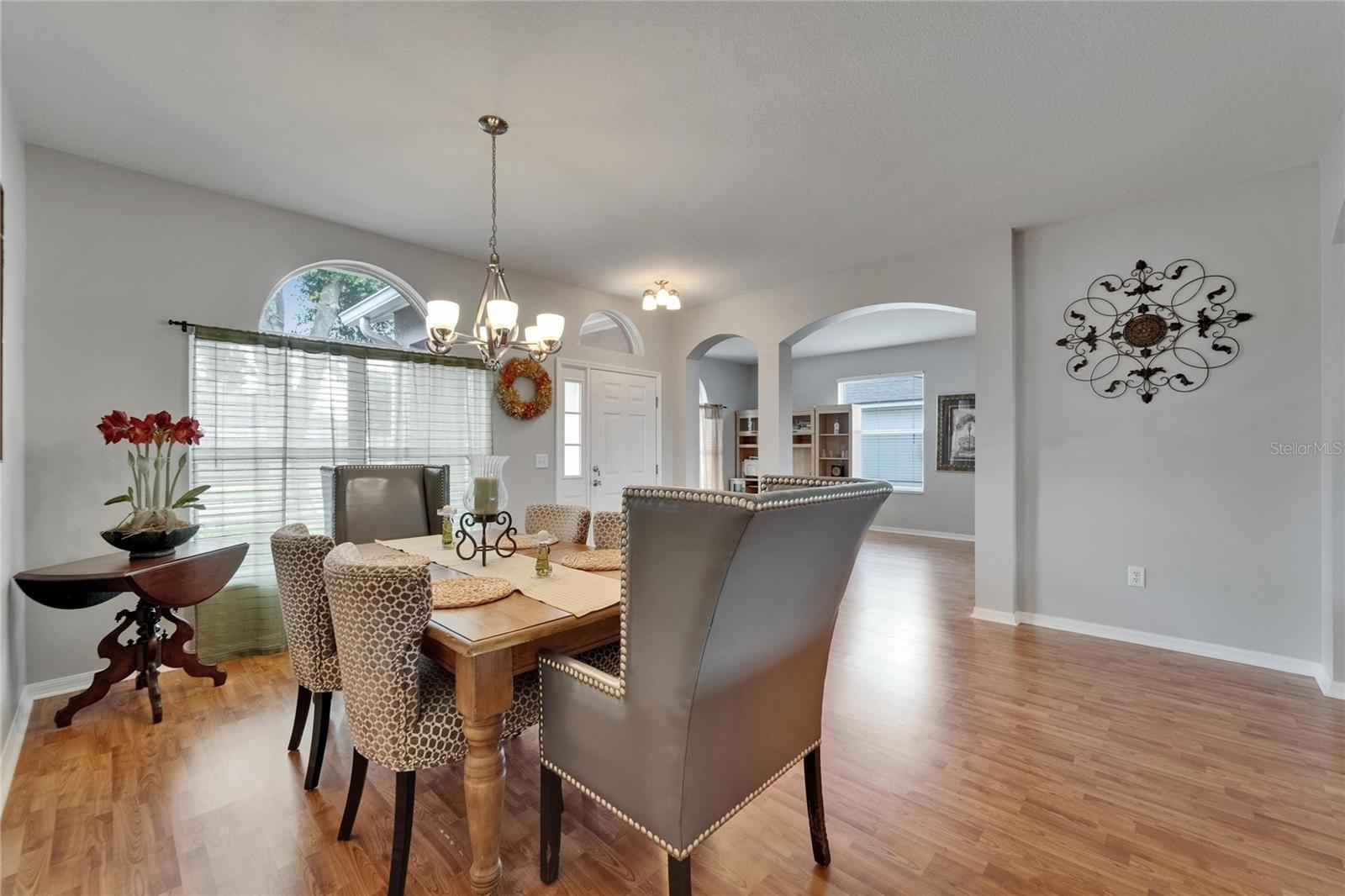 Listing photo id 9 for 607 Tuscanny Street