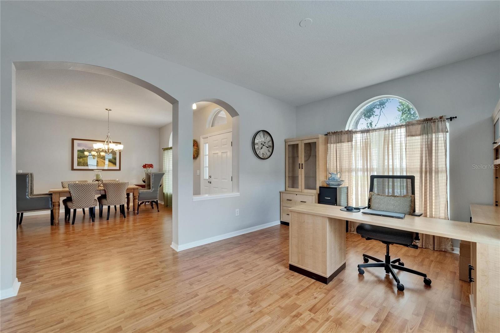 Listing photo id 10 for 607 Tuscanny Street