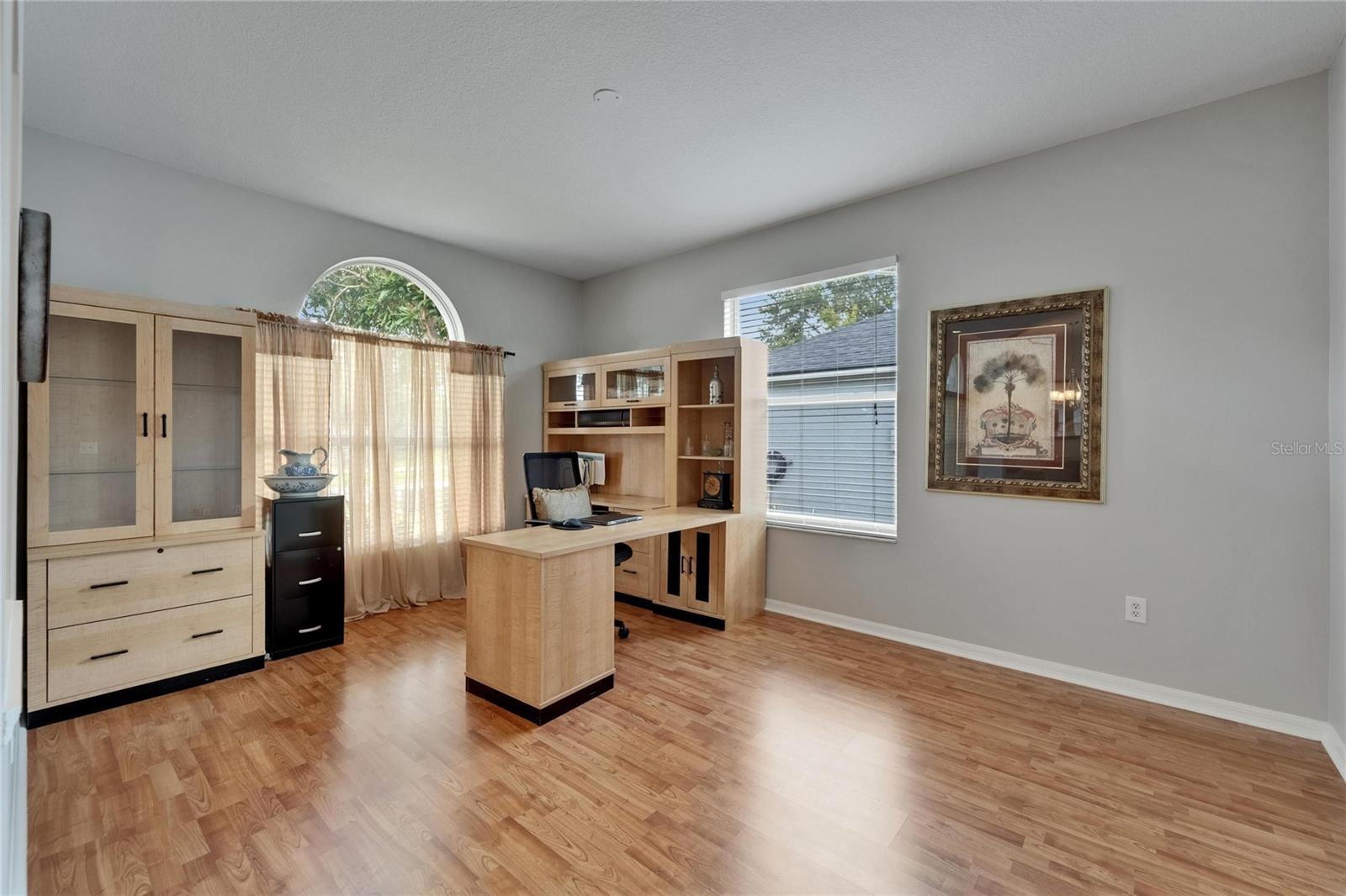Listing photo id 11 for 607 Tuscanny Street