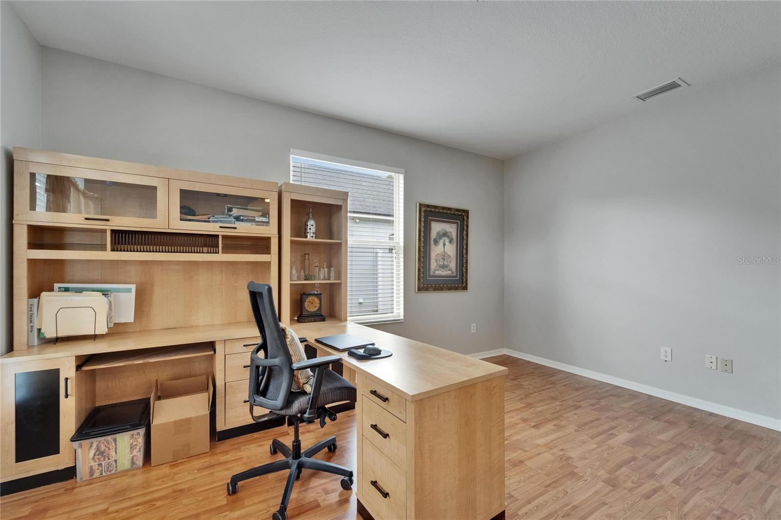 Listing photo id 12 for 607 Tuscanny Street