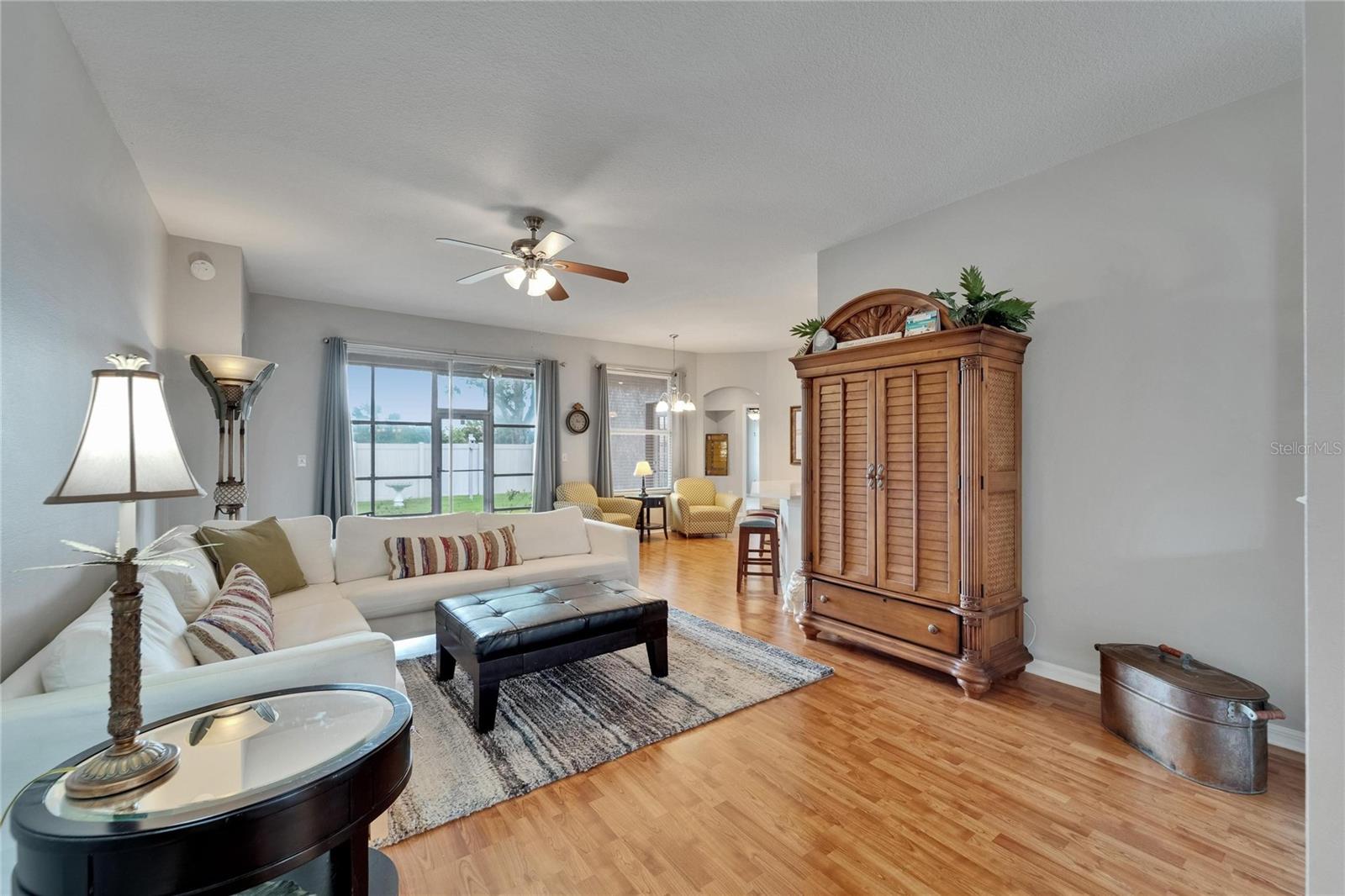 Listing photo id 13 for 607 Tuscanny Street