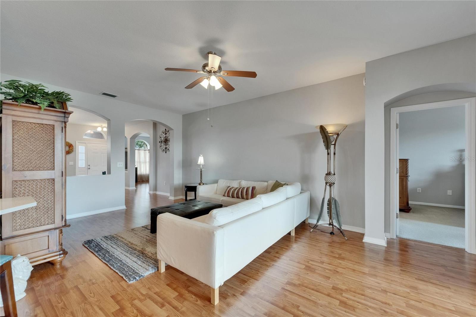 Listing photo id 15 for 607 Tuscanny Street