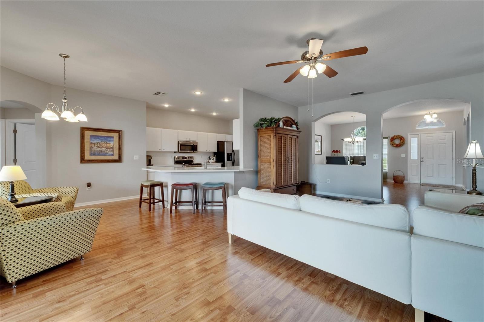 Listing photo id 16 for 607 Tuscanny Street