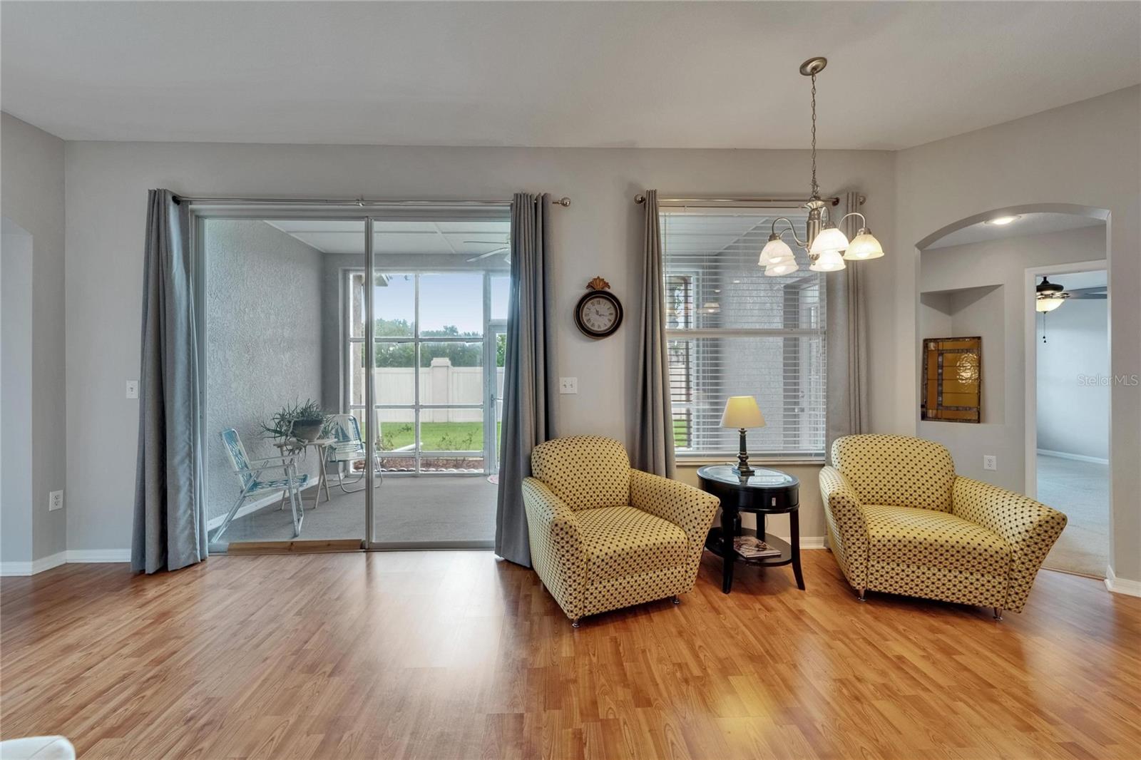 Listing photo id 17 for 607 Tuscanny Street