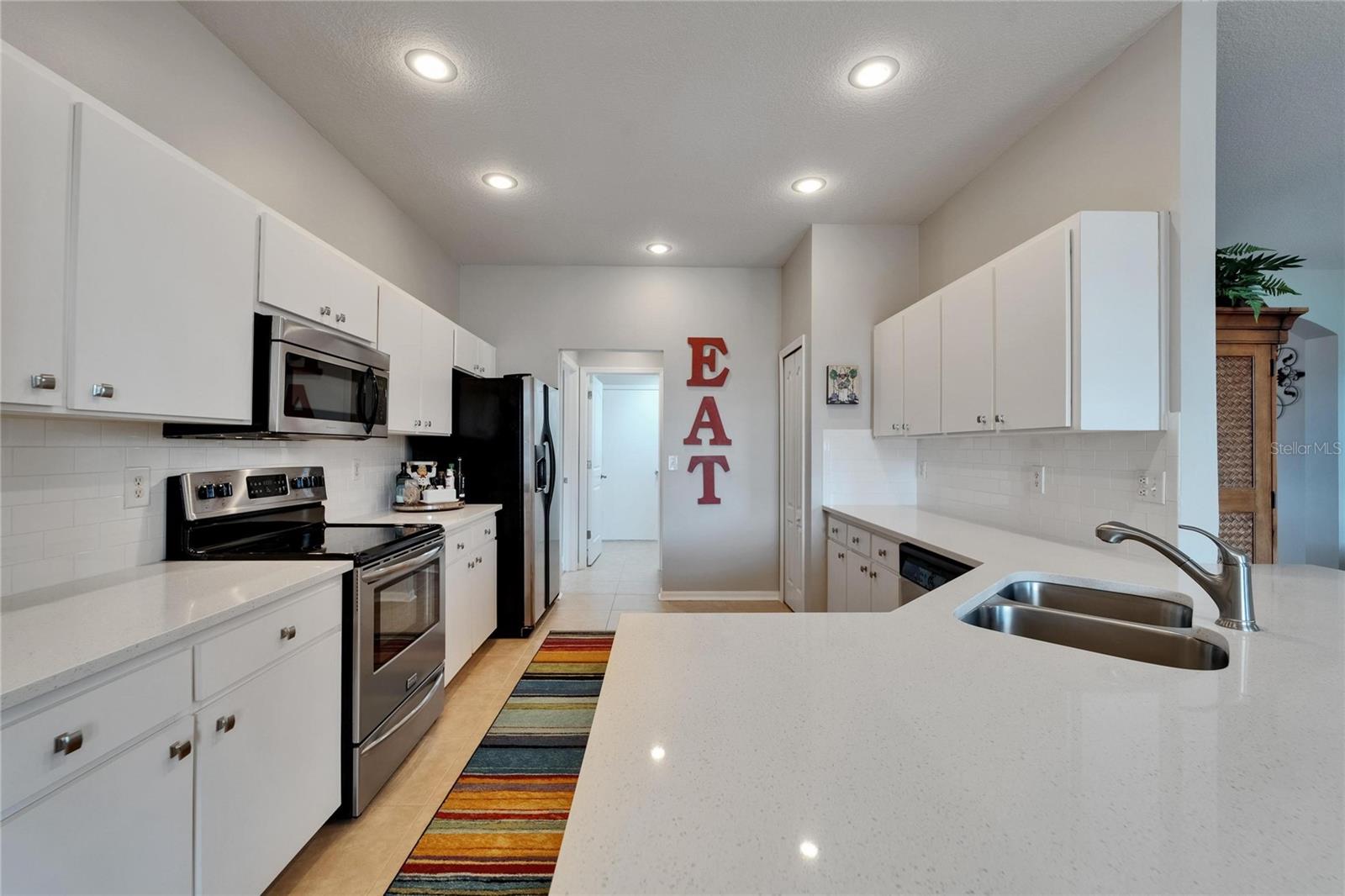 Listing photo id 0 for 607 Tuscanny Street