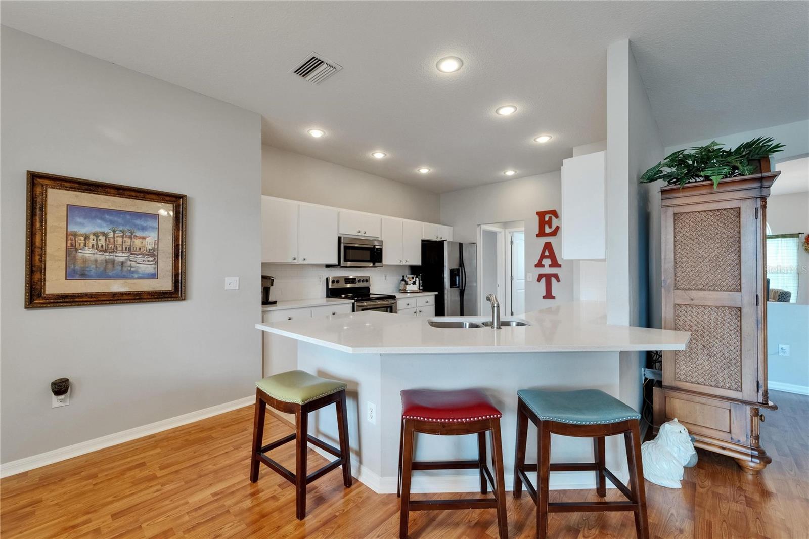 Listing photo id 19 for 607 Tuscanny Street