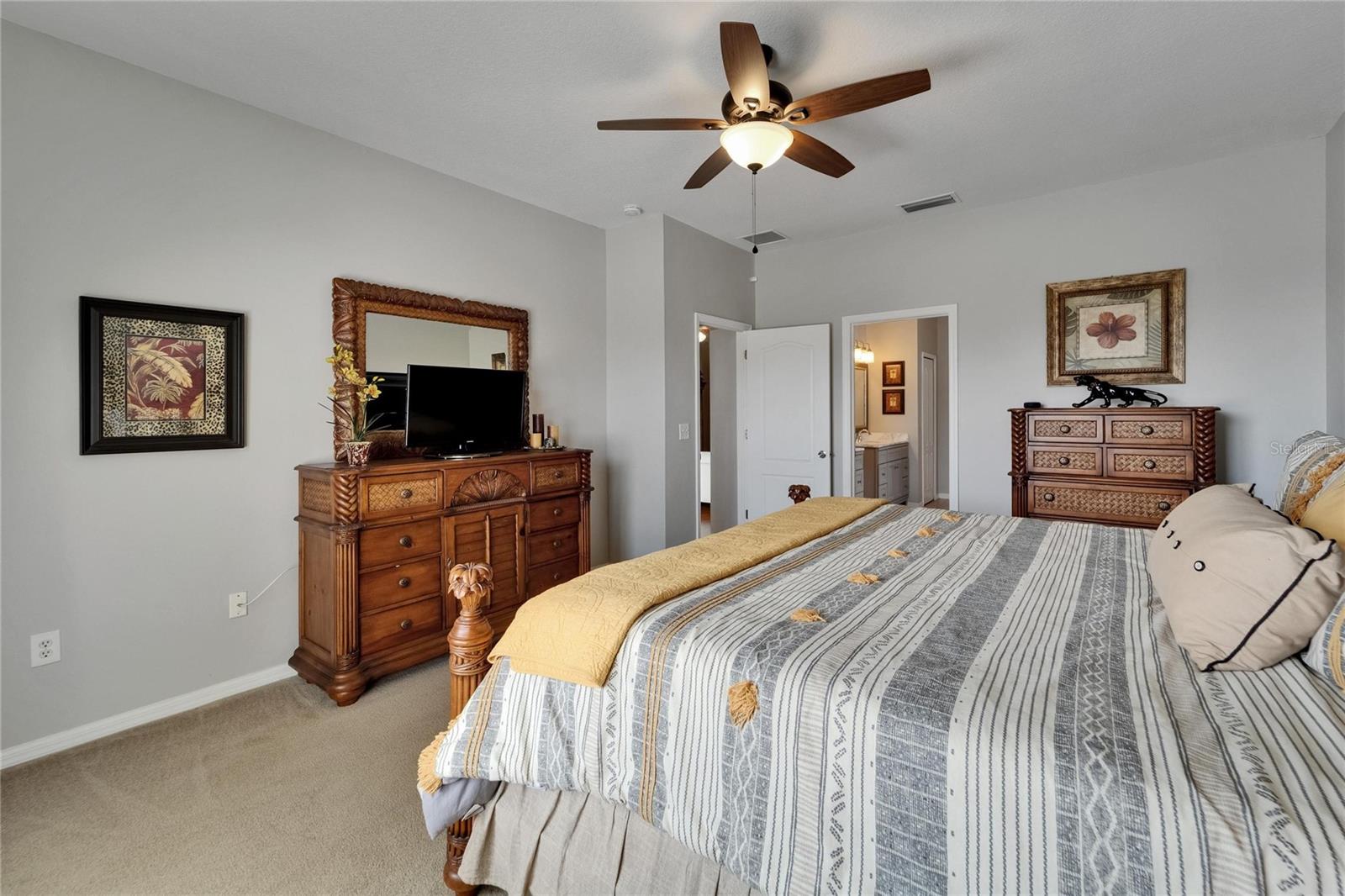 Listing photo id 27 for 607 Tuscanny Street