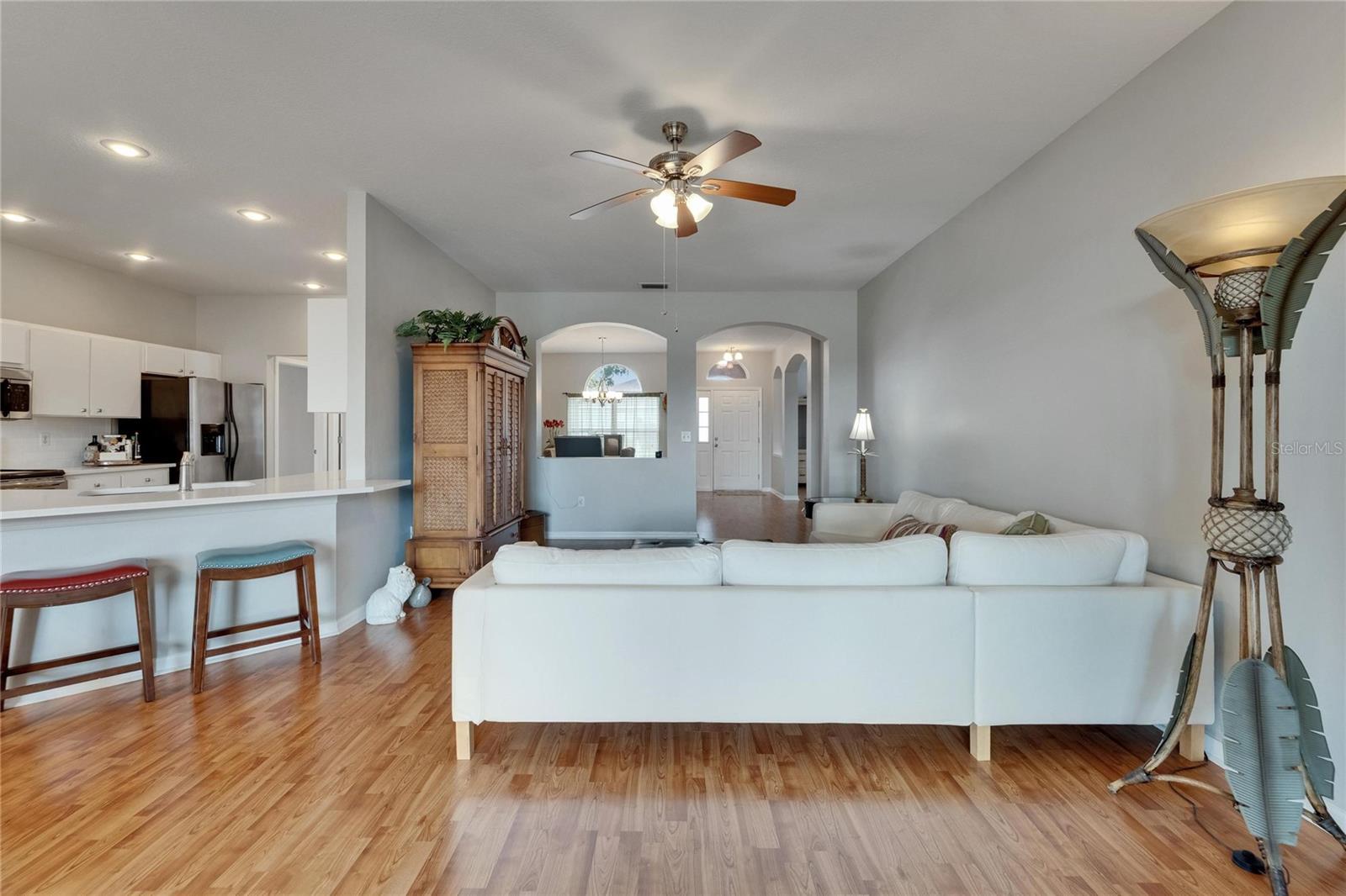 Listing photo id 2 for 607 Tuscanny Street