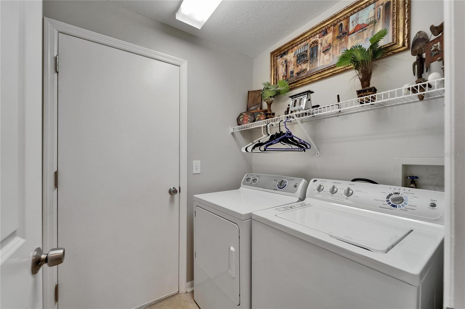 Listing photo id 43 for 607 Tuscanny Street