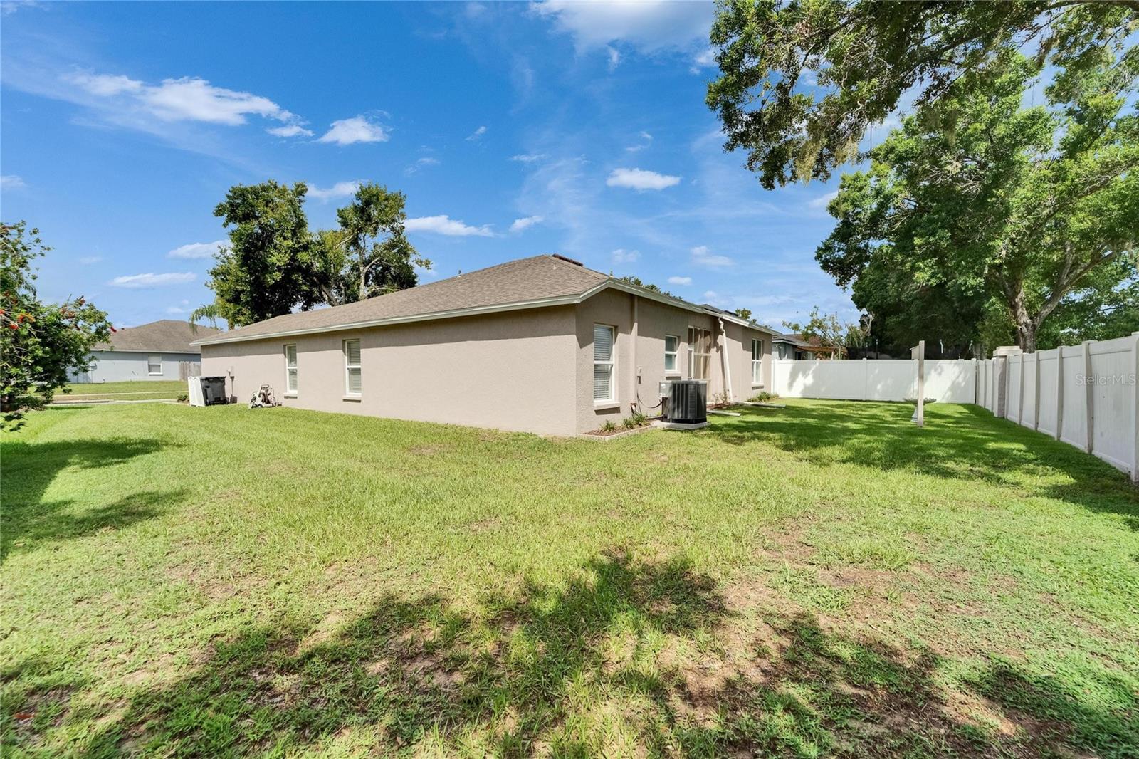 Listing photo id 47 for 607 Tuscanny Street