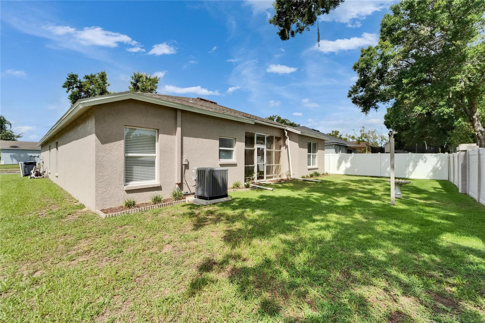 Listing photo id 48 for 607 Tuscanny Street