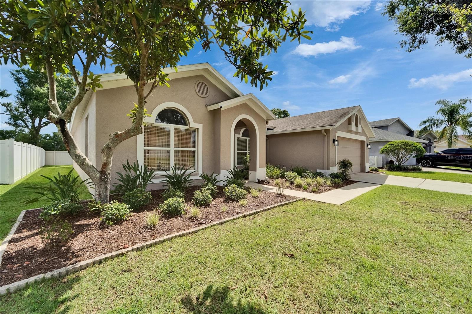 Listing photo id 4 for 607 Tuscanny Street