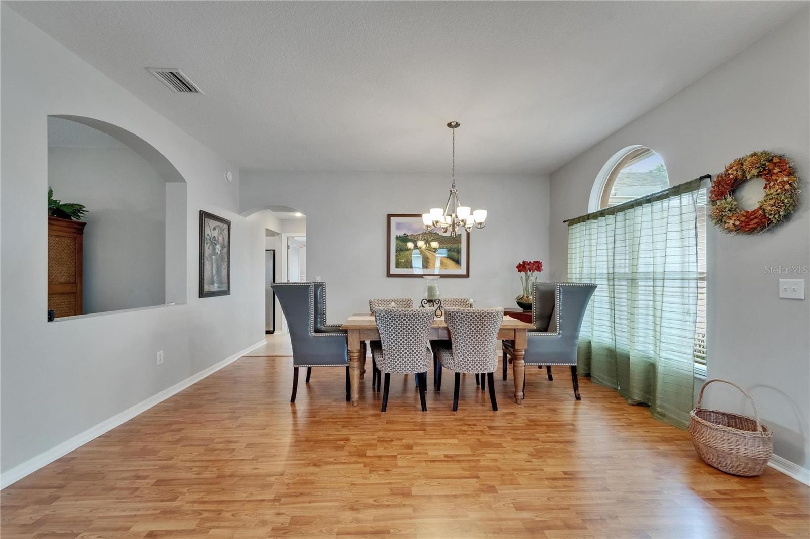 Listing photo id 7 for 607 Tuscanny Street