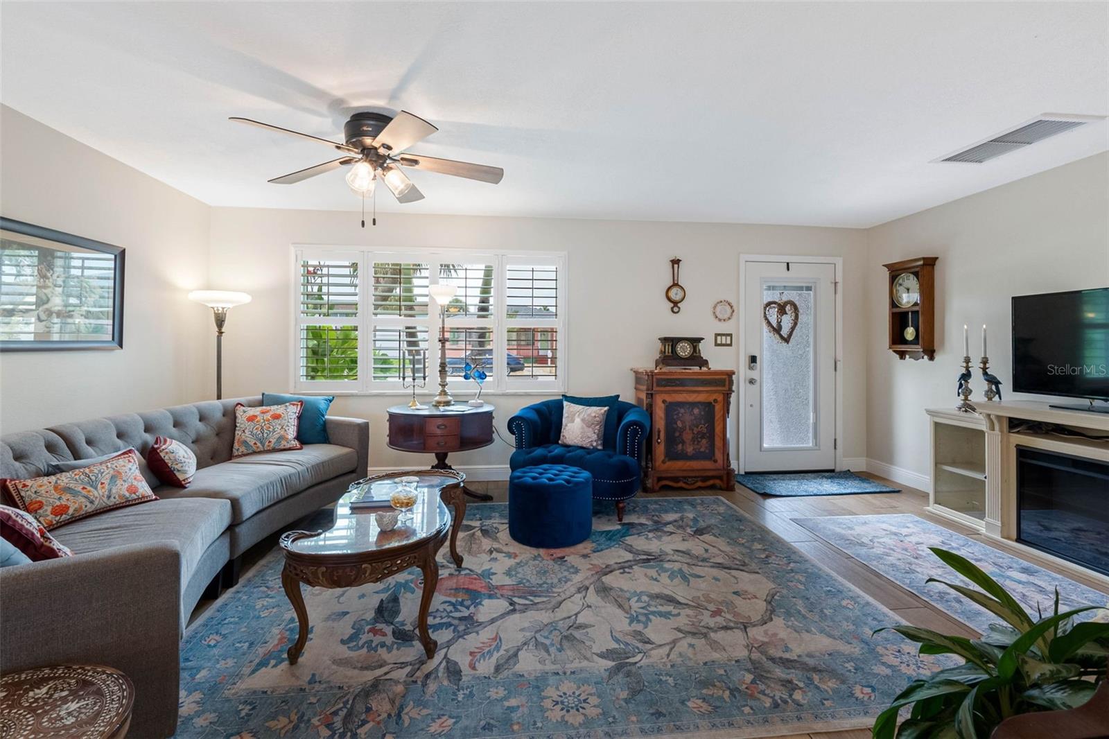 Listing photo id 9 for 621 77th Avenue